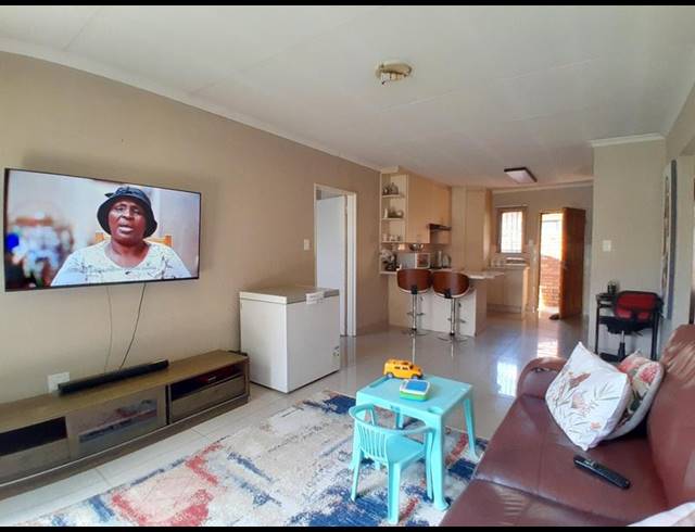 3 BEDROOM TOWNHOUSE FOR SALE IN HEUWELSIG ESTATE